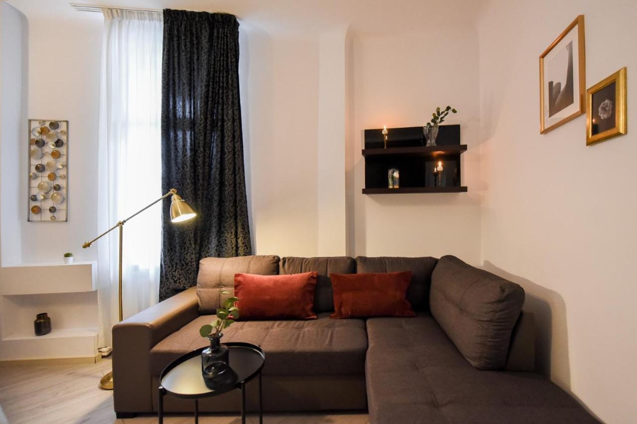 Discover Comfort: Charming & Spacious Apartment In The Old Town بوخارست المظهر الخارجي الصورة